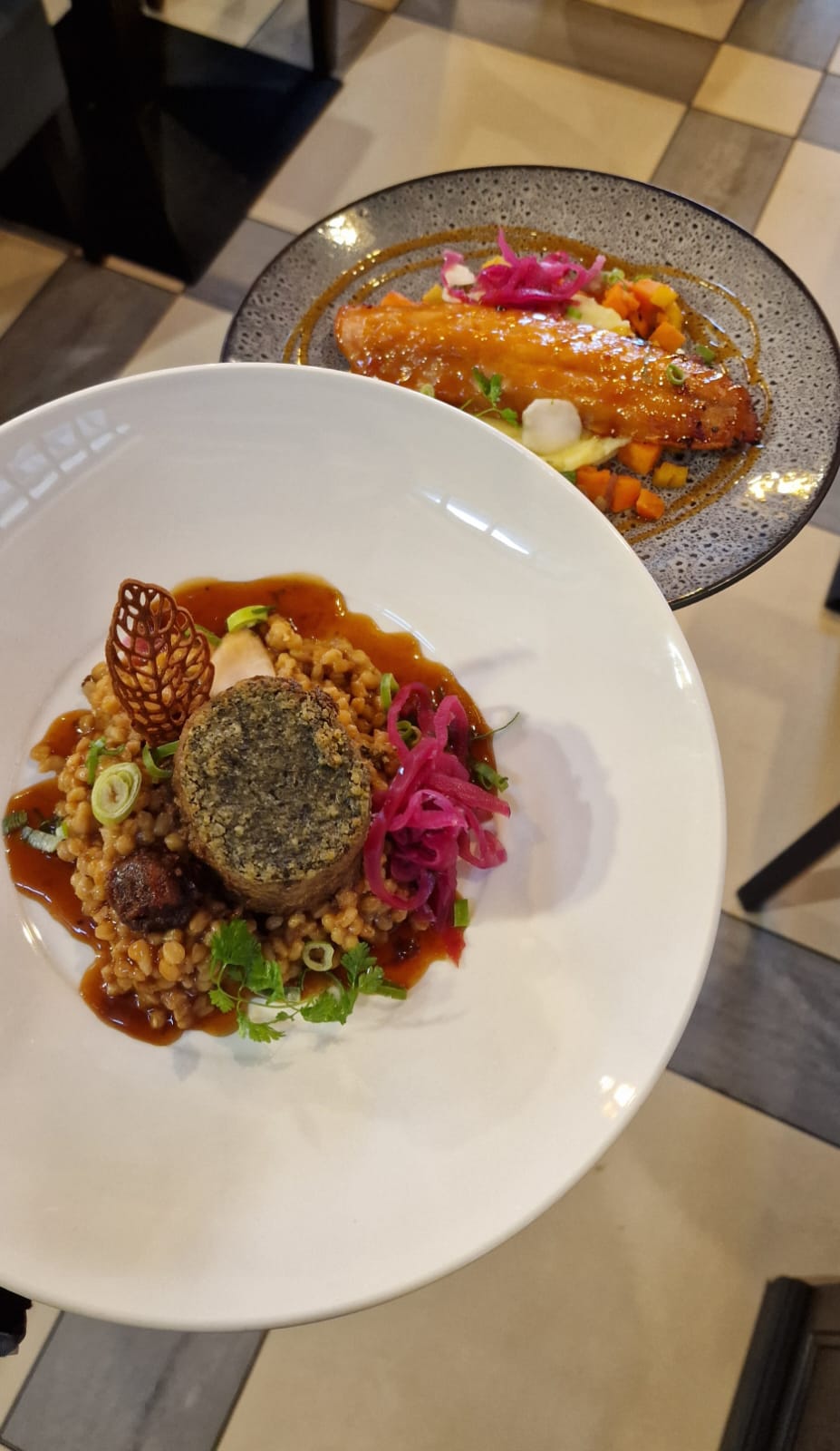 Agneau et filet de bar Riz au lait de coco, mangue et praliné de sésame noir, Riz soufflé